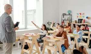 Education unions ask Prime Minister Bolojan to retract claims about teaching quota